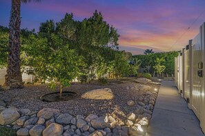 Property grounds - Movie Colony Villa – Central Palm Springs Oasis with Pool, Spa & Game Room (Palm Springs)