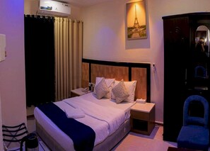 Escritorio y espacio para trabajar con laptop