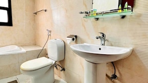 Une salle de bain avec des toilettes, un lavabo et une baignoire.