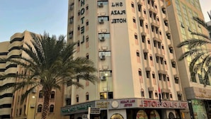 Un hôtel à étages, doté de balcons et de systèmes de climatisation.