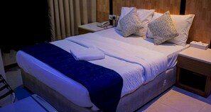 Chambre Standard double, 1 très grand lit | Bureau, espace de travail pour ordinateurs portables