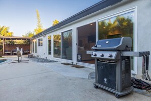 Outdoor dining - Luxury 3 BD Urban Beach House with Pool & Spa! (San Diego)