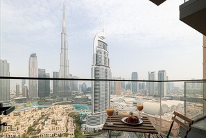 Outdoor dining - New 2B | Burj Khalifa | Dubai Mall | 2 Pools | Gym (Dubai)