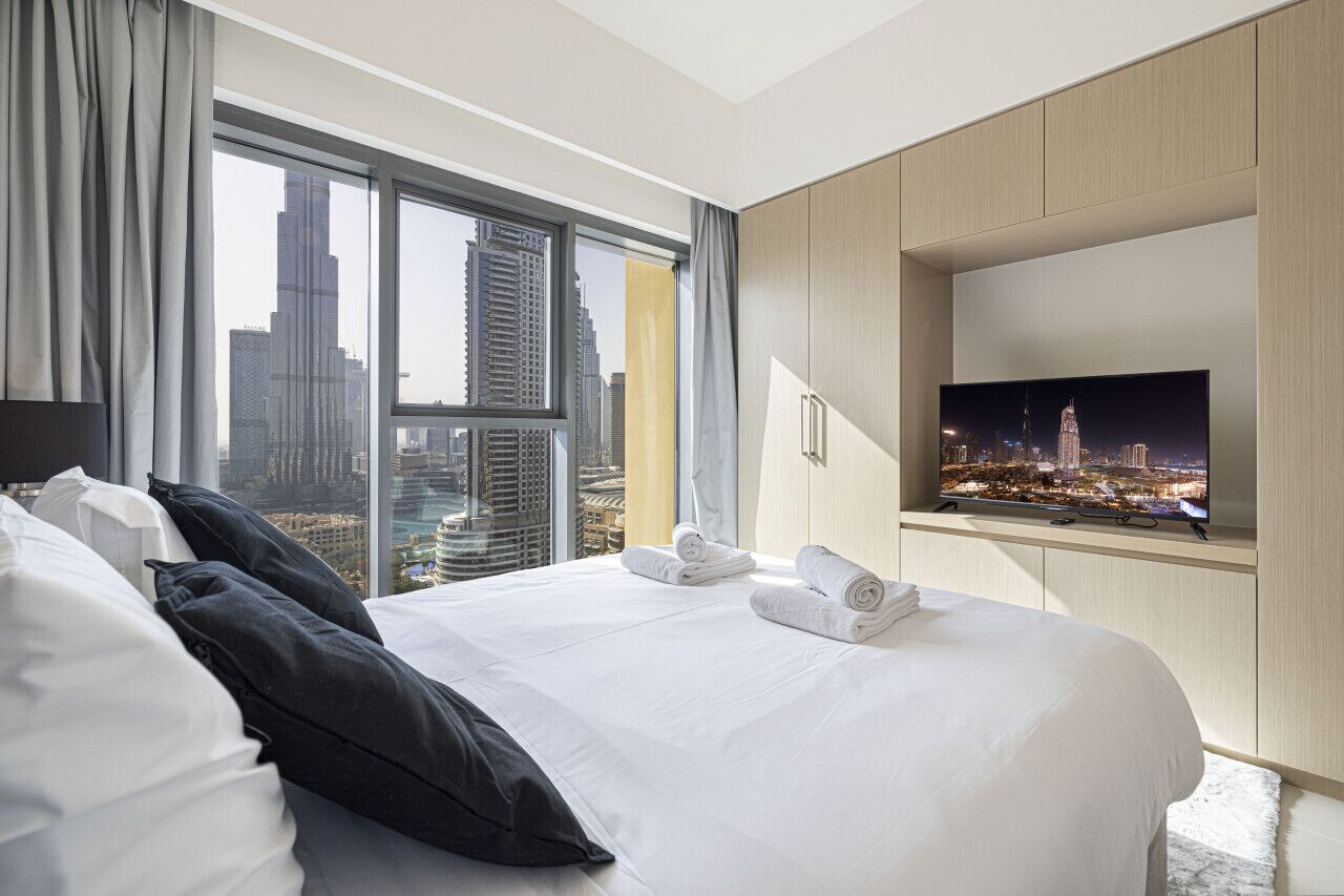 Escritorio, tabla de planchar con plancha, wifi gratis y ropa de cama 