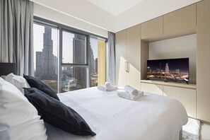 Escritorio, tabla de planchar con plancha, wifi gratis y ropa de cama 