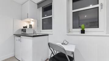 Studio | Private kitchen | Fridge, microwave, electric kettle