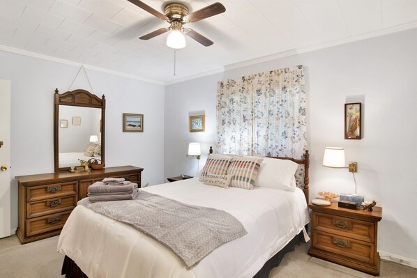 4 habitaciones, escritorio, tabla de planchar con plancha y wifi