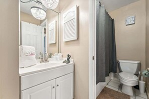 Bañera, secador de pelo y toallas