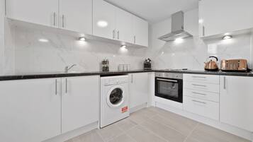 Studio | Private kitchen | Fridge, microwave, electric kettle