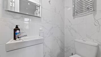 Studio | Bathroom | Shower, hair dryer, towels