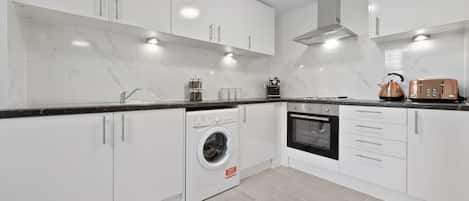 Studio | Private kitchen | Fridge, microwave, electric kettle