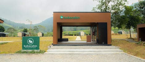 Vista frontal de la propiedad