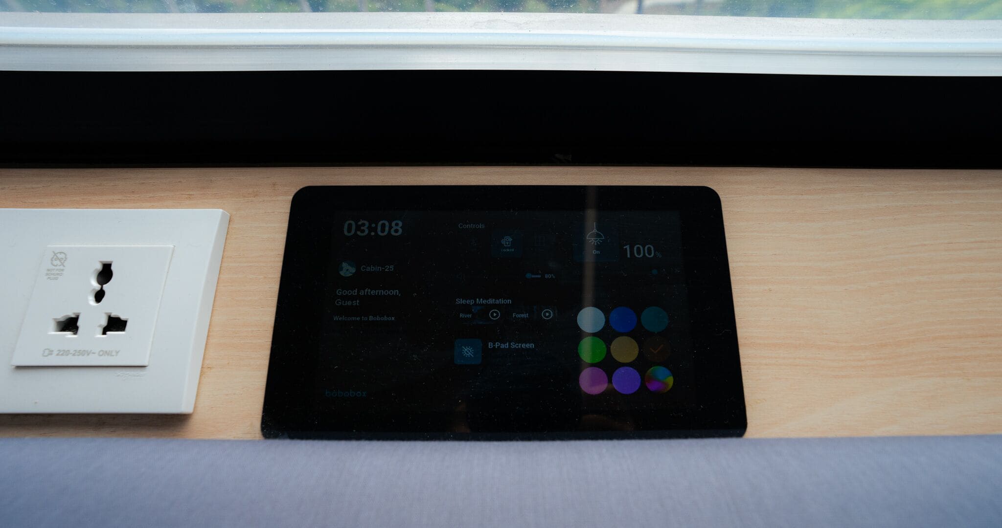 Una tableta muestra una interfaz digital con la hora 3:08, un indicador de batería al 100% y varios iconos de aplicaciones, incluyendo 'Sleep Meditation' y 'B-Pad Screen'.