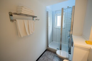 Douche, sèche-cheveux, serviettes fournies, savon