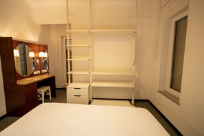2 bedrooms, in-room safe, desk, travel cot