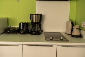 Réfrigérateur, micro-ondes, plaque de cuisson, lave-vaisselle