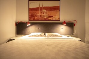 2 chambres, coffres-forts dans les chambres, bureau, lit parapluie