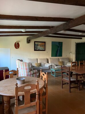 傳統平房 | 客廳 | 22 吋LED 電視連數碼電視頻道、壁爐