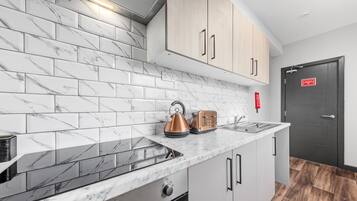 Studio | Private kitchen | Fridge, microwave, electric kettle