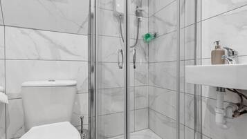 Studio | Bathroom | Shower, hair dryer, towels