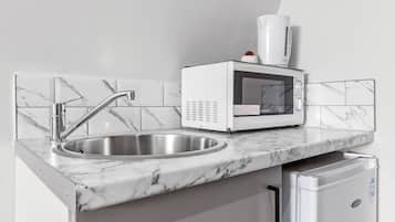 Studio | Private kitchen | Fridge, microwave, electric kettle