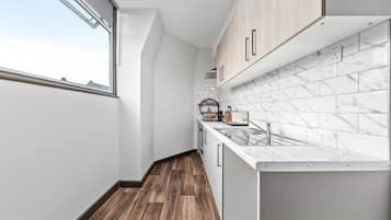 Studio | Private kitchen | Fridge, microwave, electric kettle