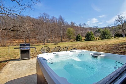 Cozy stay with hot tub, mountain views & kid cave.