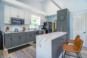 雪櫃、微波爐、焗爐、爐具