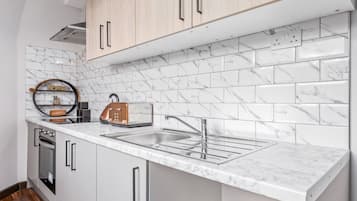 Studio | Private kitchen | Fridge, microwave, electric kettle