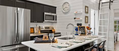 Fridge, microwave, stovetop, dishwasher