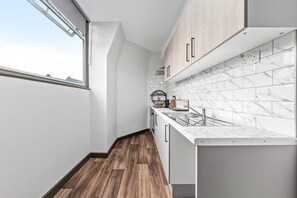 Studio | Cuisine privée | Réfrigérateur, four à micro-ondes, bouilloire électrique