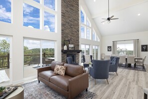 Smart-TV, Kamin, Tischfußball, Arbeitsbereiche