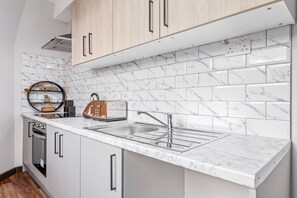 Studio | Private kitchen | Fridge, microwave, electric kettle - Sleep 4 Serviced Ensuite Room Sydenham London Se26 (London)