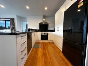 Fridge, microwave, oven, stovetop - LH Twizel Fountain Retreat located in Mackenzie star gazing reserve (Twizel)