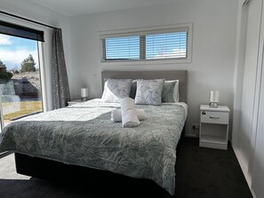 3 bedrooms, free WiFi, bed sheets - LH Twizel Fountain Retreat located in Mackenzie star gazing reserve (Twizel)