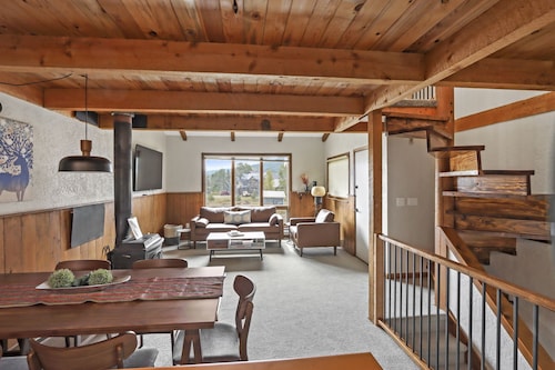 Riverbend Retreat-beautiful views of Whetstone Mtn and easy access to the shuttle