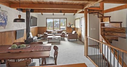 Riverbend Retreat-beautiful views of Whetstone Mtn and easy access to the shuttle