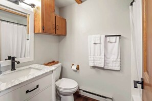 Tina, secadora de cabello, toallas 