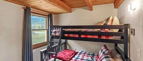 3 habitaciones, tabla de planchar con plancha, wifi y ropa de cama