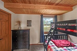 3 habitaciones, tabla de planchar con plancha, wifi y ropa de cama 