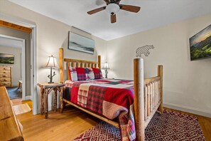 2 bedrooms, desk, iron/ironing board, travel cot - Great location! 2BR w/Hot Tub + Firepit + Grill (Sevierville)