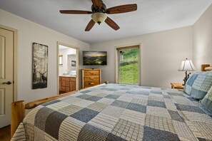 2 bedrooms, desk, iron/ironing board, travel cot - Great location! 2BR w/Hot Tub + Firepit + Grill (Sevierville)