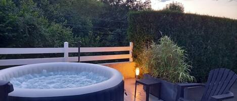 Outdoor spa tub