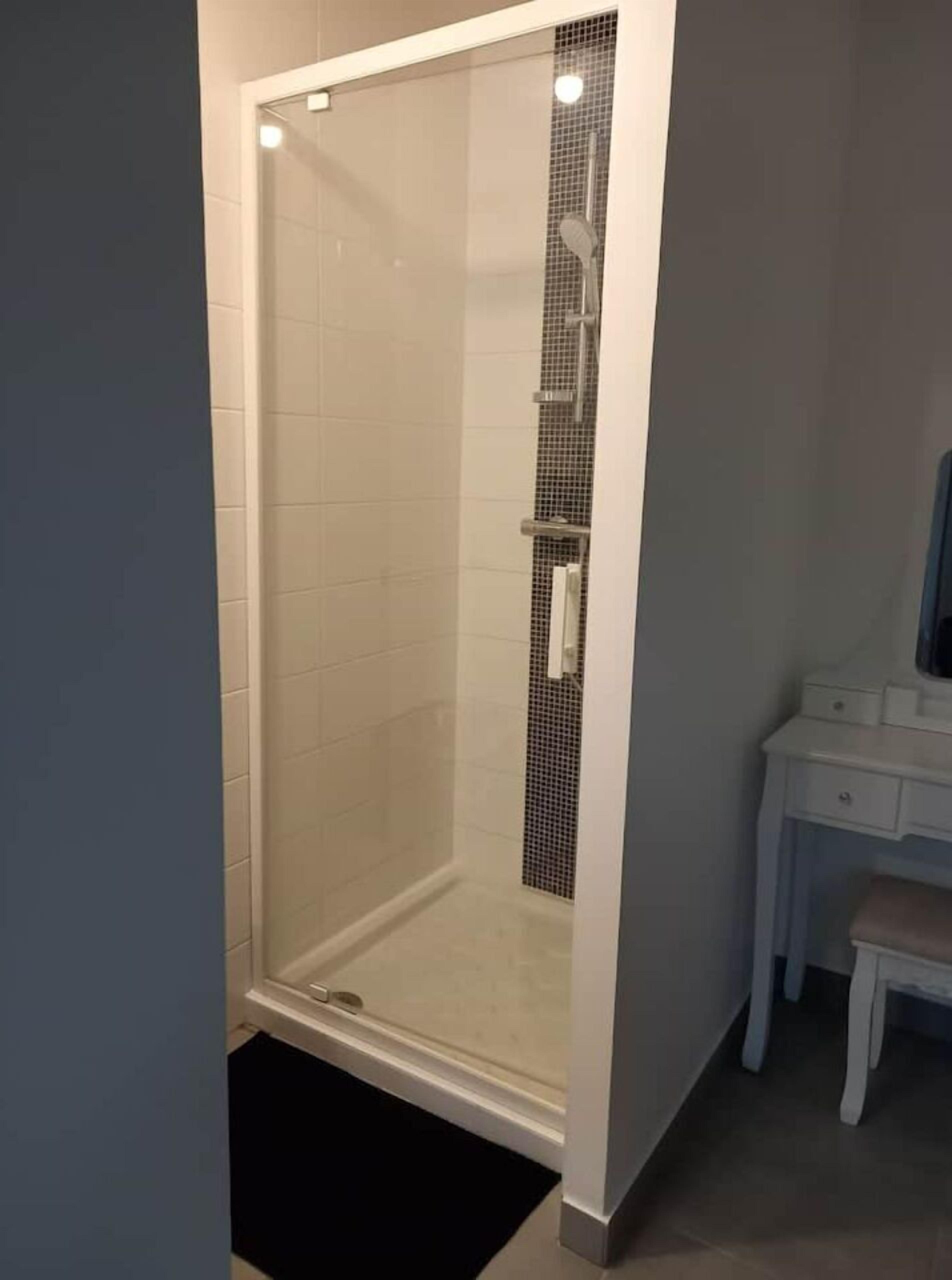 Secadora de cabello, toallas, jabón, papel de baño 