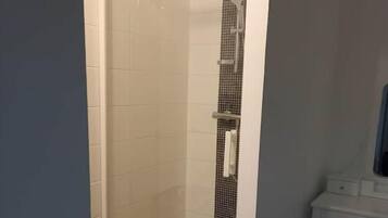 Secadora de cabello, toallas, jabón, papel de baño