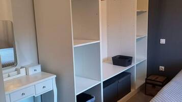 1 slaapkamer, geluiddichte muren, een strijkplank/strijkijzer, reisbedje