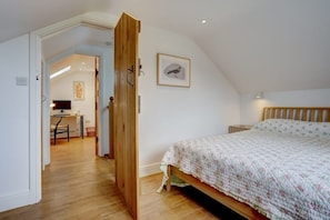 3 slaapkamers, een bureau, een strijkplank/strijkijzer, reisbedje