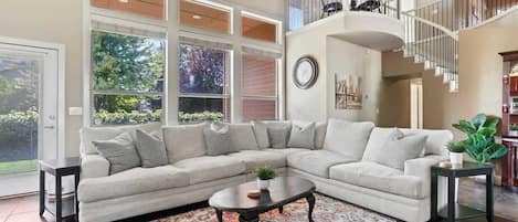 Smart-tv, een open haard en een kantoor