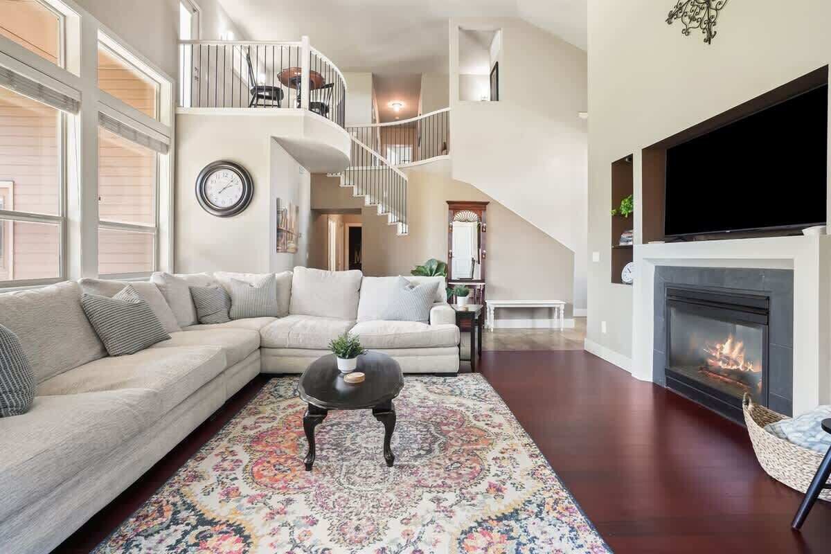 Smart TV, fireplace, offices