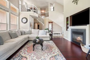 Smart TV, chimenea y oficina 